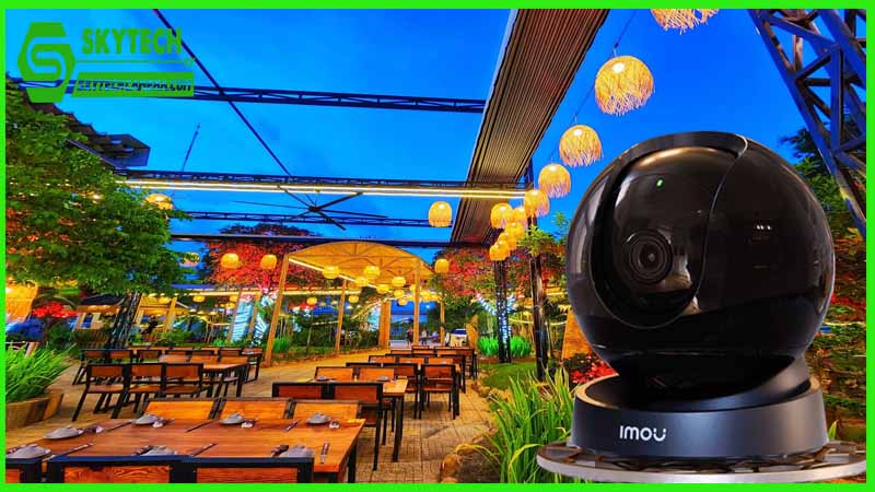Camera giúp giám sát bảo vệ khu vực ngoài trời của quán ăn